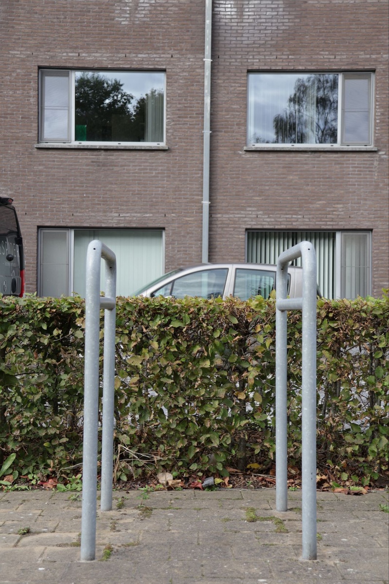 Fietsrekken aan de straatkant